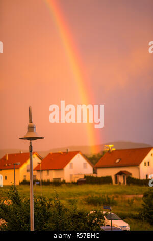 Regenbogen in der Stadt Stockfoto