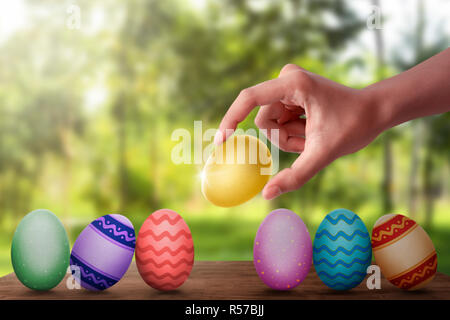 Hand gold easter egg in der Zeile auf Holzbrett Stockfoto