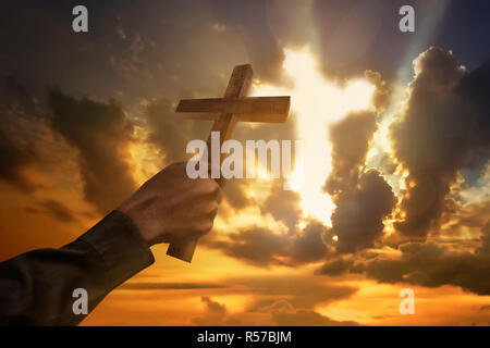 Mann hand Holz Kreuz oder Religion Symbolform Stockfoto