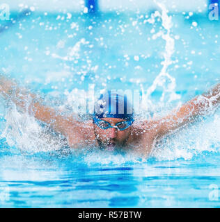 dynamisch und Fit Schwimmer in GAP, die Atmung, Durchführung der Schmetterlingsstil Stockfoto