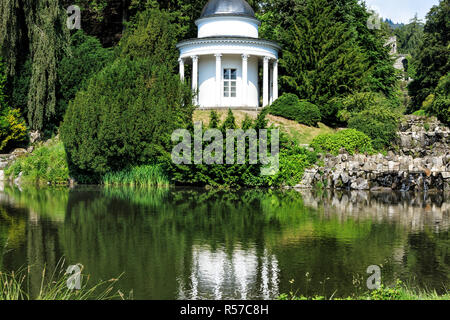 Malerischen kleinen See vor dem Schloss Wilhelmshöhe in Kassel Stockfoto