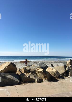 Surfer am Strand mit Sand-, Fels Vordergrund, Hintergrund, Cardiff am Meer, Kalifornien Stockfoto