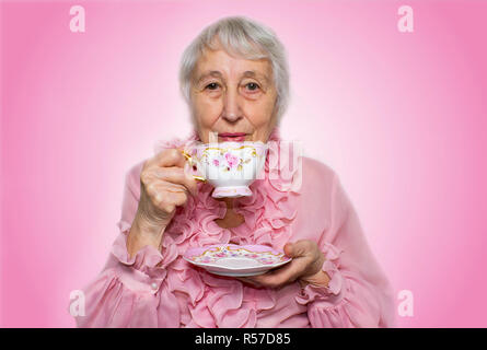 Ältere Frau Tasse Tee genießen. Stockfoto