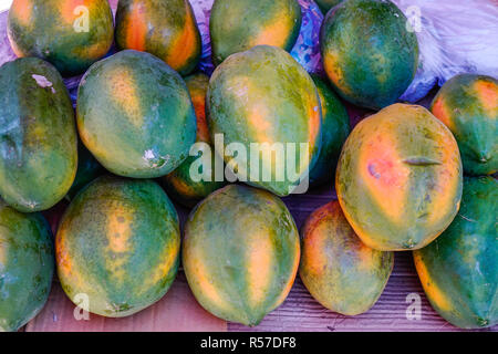 Papaya frische Früchte für den Verkauf an die Straße Markt in Asien. Stockfoto