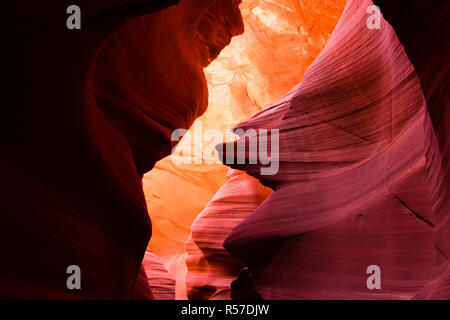 Das Feuer Sandstein bunte unterirdische Labyrinth der Lower Antelope Canyon bei Page Arizona Cherokee Reservierung Gebiet ist eine einzigartige Sehenswürdigkeit von Stockfoto