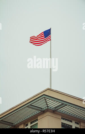 Amerikanische Flagge auf der US-Botschaft in Berlin an einem Wintertag Stockfoto