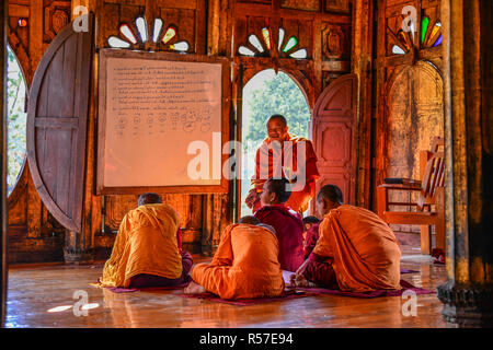 Nyaungshwe, Myanmar - Feb 8, 2017. Junge Samaneras (Novizen) sitzen und Studieren in Gebet Hall des Kloster Shwe Yan Pyay. Stockfoto