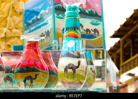 Dekorative Glasflaschen mit farbigem Sand innen Stockfoto