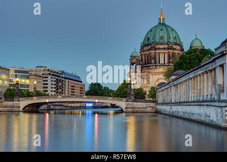 Der Berliner Dom am Ufer der Spree in der Dämmerung Stockfoto