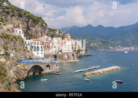 Blick auf die Stadt an der Küste von Amalfi Atrani Stockfoto