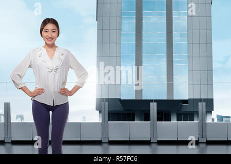Junge asiatische Geschäft Frau, die auf der Office Balkon Stockfoto
