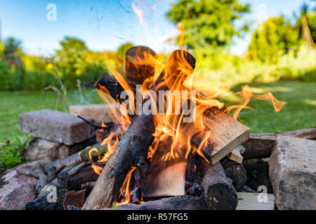 Lagerfeuer in einem Stein bedeckt Hearth Stockfoto