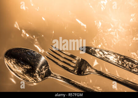 Gabel, Löffel und Messer mit Spiegelungen und Lichteffekte Stockfoto