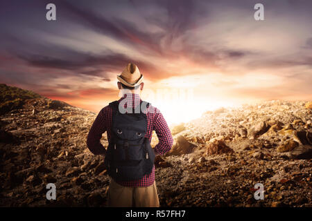 Rückansicht des asiatischen Wanderer Mann mit Hut stehend auf Rocky Mountains Stockfoto