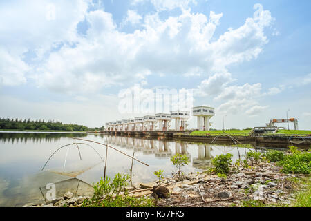 Uthokwipat Prasit floodgate in Pak Phanang, Nakhon Si Thammarat, Thailand. Stockfoto