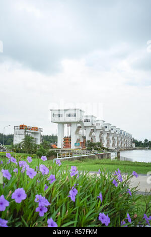 Uthokwipat Prasit floodgate in Pak Phanang, Nakhon Si Thammarat, Thailand. Stockfoto