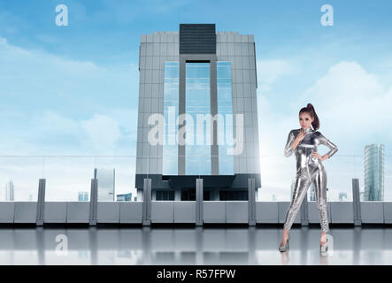 Schöne asiatische Frau mit silber Latex Anzug stehen auf der Terrasse Stockfoto