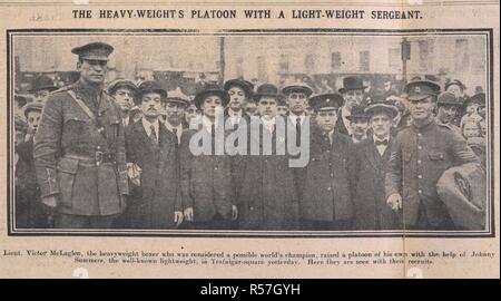 Die Heavy-duty-platoon Gewicht mit einem leichten Gewicht segreant. Lieut. Victor McLaglan, die heavyweight Boxer, der eine mögliche Weltmeister angesehen wurde, hob einen Zug seiner eigenen mit Hilfe von Johnny Sommer, der bekannten Leichten, in Trafalgar Square gestern. Hier sind sie mit ihren Rekruten" gesehen. Victor Andrew de Bier Everleigh McLaglen (10. Dezember 1886 â € "7. November 1959) überlebte den Krieg wurde ein erfolgreicher Schauspieler. Tägliche Skizze. London, 1915. Quelle: Skizze, 27. Oktober 1915. Stockfoto