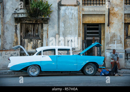 Mann Instandsetzung der alten Auto in Havanna Stockfoto