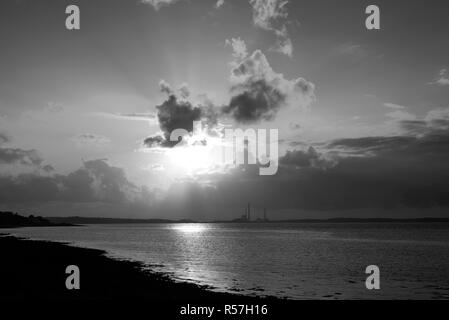 Sonnenuntergang strahlen über eine Power Station Stockfoto