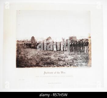 Gruppe von verbündete Gefangene bei Fairfax Court-House (Juni 1863). Gardner's Fotografische Skizze Buch des Krieges. Washington, D.C.: Philip & Solomons, Verlage, [1865]. Quelle: 1784. a. 13 Band 1, Seite 69. Sprache: Englisch. Autor: GARDNER, Alexander. O'Sullivan, Timothy H. Stockfoto