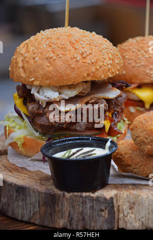 Big Burger mit zog Schweinefleisch auf Holz geschnitten Stockfoto