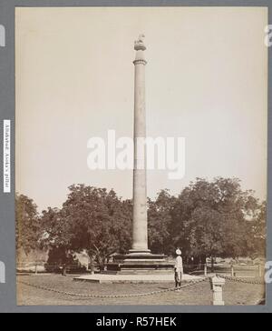 Asoka Säule, Monolith in Fort, Allahabad. Eine allgemeine Ansicht des Edikts Säule oder lat von Asoka, in restaurierten Form vor der Festung Gateway. Verschiedene Ansichten in Indien. 1870. Quelle: Foto 27 / (106). Stockfoto
