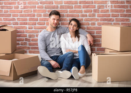 Portrait von Paar in Ihrem neuen Zuhause Stockfoto
