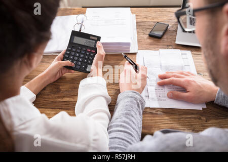 Paar Berechnung Home Rechnungen Stockfoto