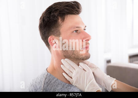 Mann, Schilddrüse Steuerung Stockfoto