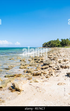 Einsame felsige Strand an der Nordküste Kubas, in der Nähe von Havanna. Stockfoto