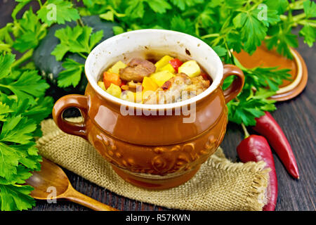 Gebratenes Fleisch und Kartoffeln im Topf an Bord Stockfoto