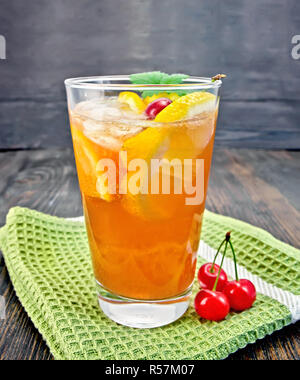 Limonade Cherry und orange in Glassful an Bord Stockfoto
