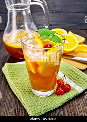 Limonade mit Kirschen in Glassful und Kanne an Bord Stockfoto