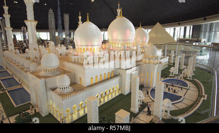 Ausstellung von Mock-ups der Sheikh Zayed Grand Moschee von LEGO-Steine im Miniland LEGOLAND Parks und Resorts in Dubai gemacht Stockfoto