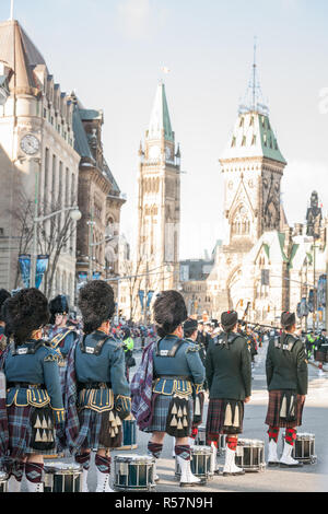 OTTAWA, Kanada - 10. NOVEMBER 2018: Feierliche Guard des Generalgouverneurs Fußschutz von Kanada, mit ihren Kilts, stehend während remebrance Day i Stockfoto