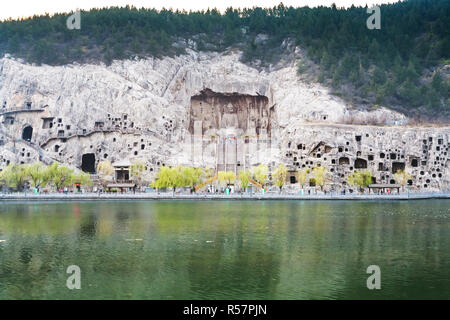 Ausblick auf die West Hill mit Buddha Statue in Longmen Stockfoto