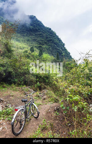 Fahrrad auf Berg Hang in Yangshuo Stockfoto