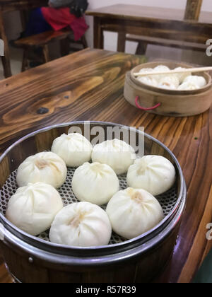 Teil der chinesischen Baozi in günstige Eatery Stockfoto