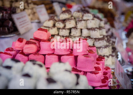 Viele verschiedene Arten von Marzipan sind in Stapeln angeordnet. Stockfoto