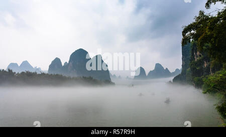 Panoramablick von Nebel über den Fluss in der Nähe von Xingping Stockfoto