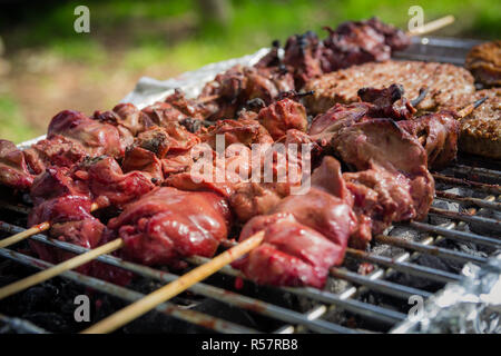 Verschiedene Arten von Fleisch auf dem Grill zubereitet Stockfoto