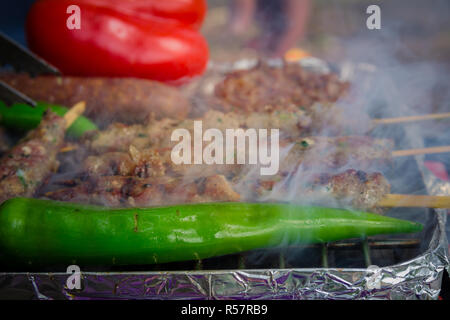 Verschiedene Arten von Fleisch auf dem Grill zubereitet Stockfoto