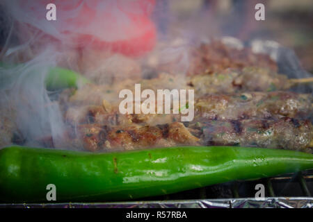 Verschiedene Arten von Fleisch auf dem Grill zubereitet Stockfoto