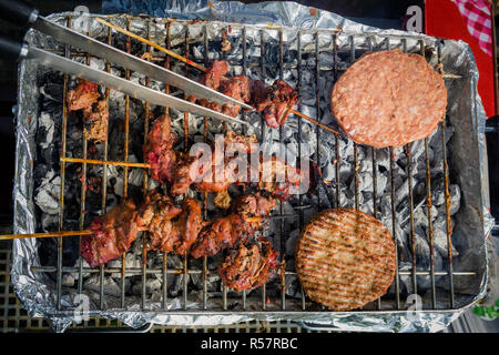 Verschiedene Arten von Fleisch auf dem Grill zubereitet Stockfoto