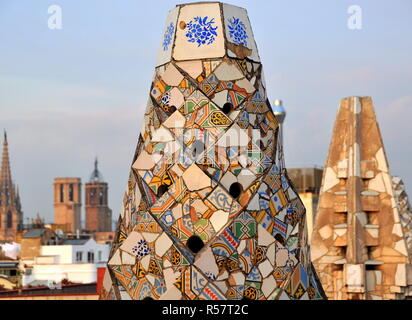 Bunte Schornsteine mit einer wunderbaren Aussicht auf dem Dach des Palau Güell von Gaudí Stockfoto