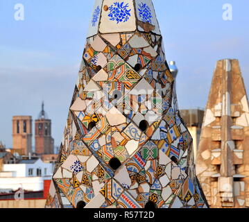 Bunte Schornsteine mit einer wunderbaren Aussicht auf dem Dach des Palau Güell von Gaudí Stockfoto