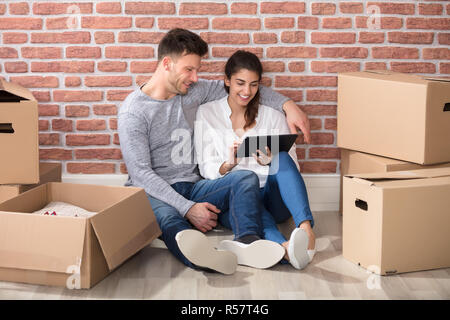 Paar an der digitalen Tafel in Ihrem neuen Zuhause Stockfoto