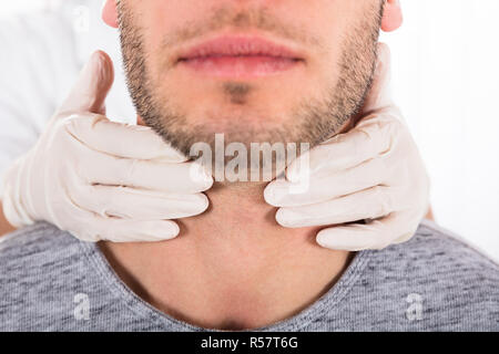 Mann, Schilddrüse Steuerung Stockfoto