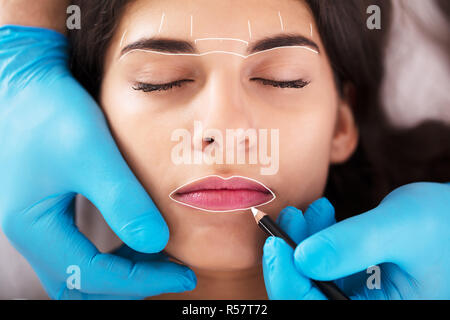 Kosmetiker Anwendung Permanent Make Up Stockfoto